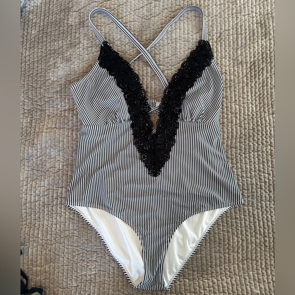 CUPSHE - Sexy, deep cut, striped one piece suit